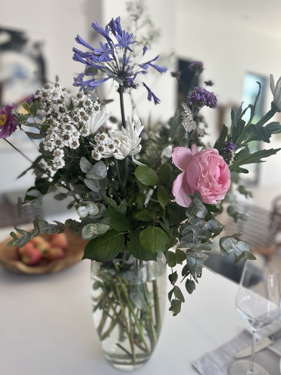 Løs havebuket i vase med agapanthus, rose og eukalyptus