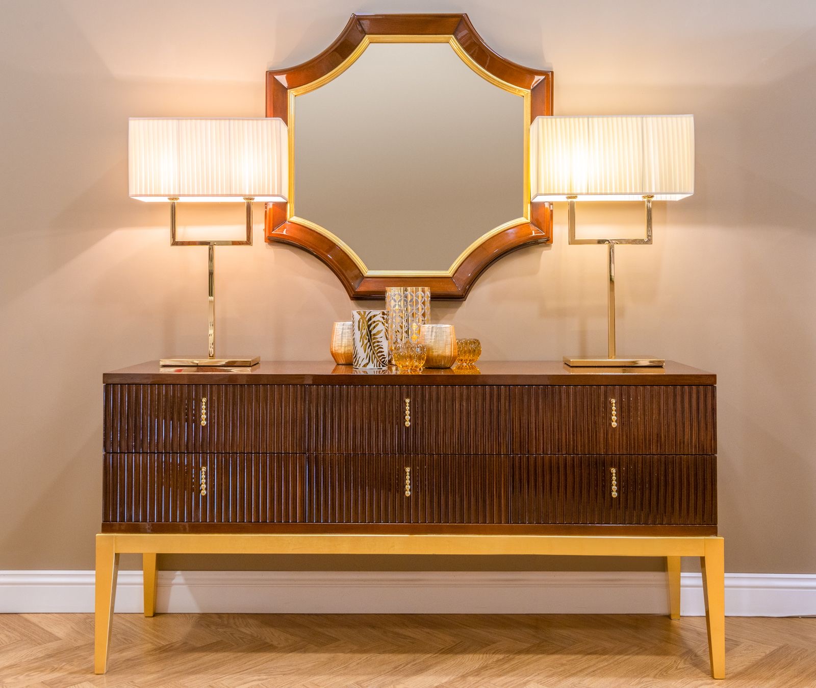 Art deco-møbel med riflet front og guldkanter
