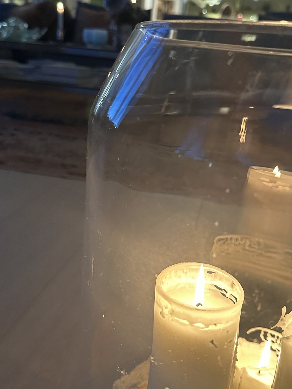 Bloklys samlet i en stor glaslanterne