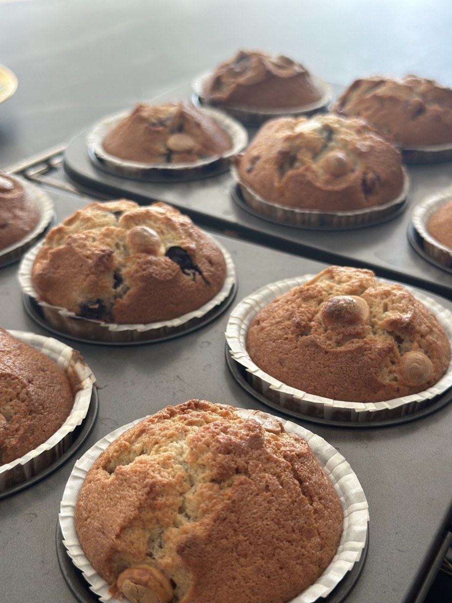 Nybagte banan muffins med blåbær på bagepladen