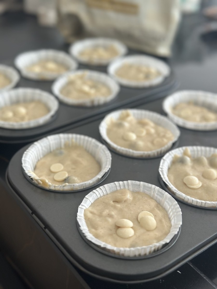 Muffindej i papirforme med hvide chokoladeknapper på toppen