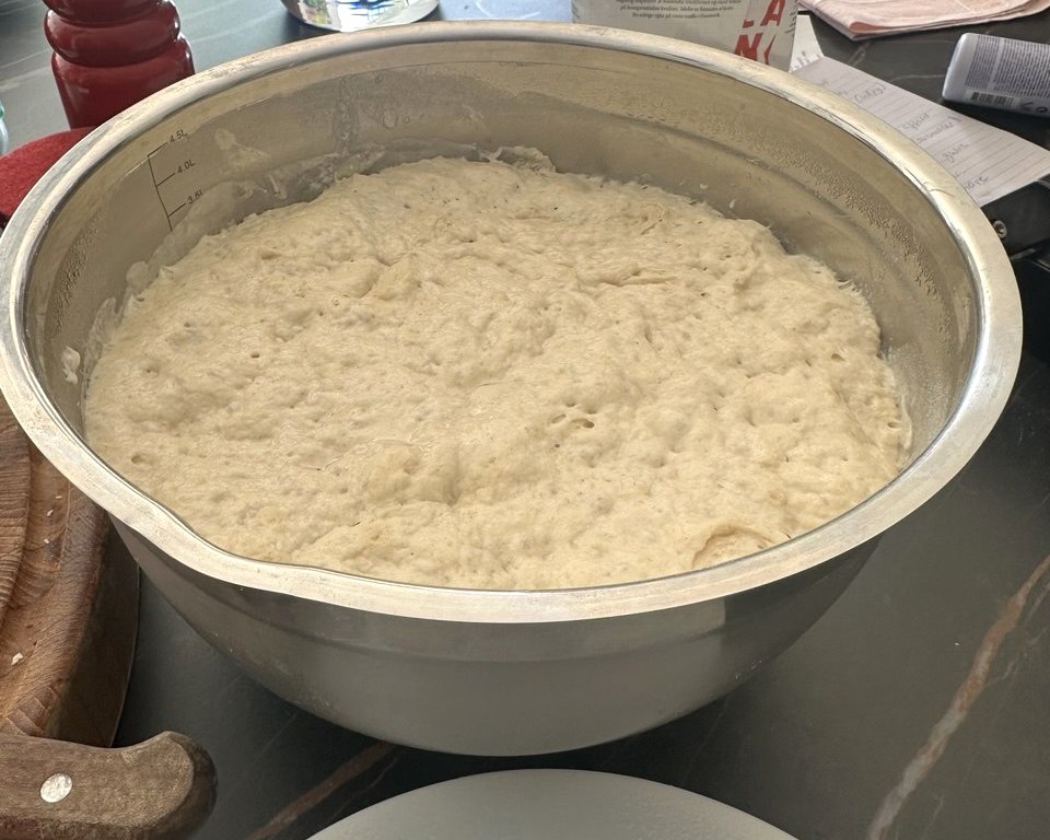 Hævet focacciadej i skål