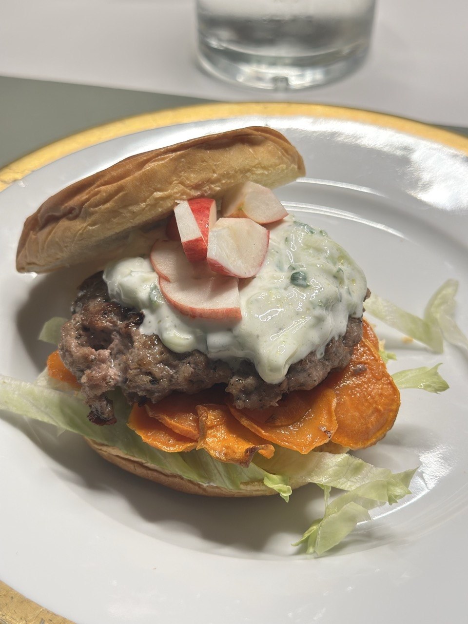 Græsk inspireret burger med søde kartofler og hakkede æbler