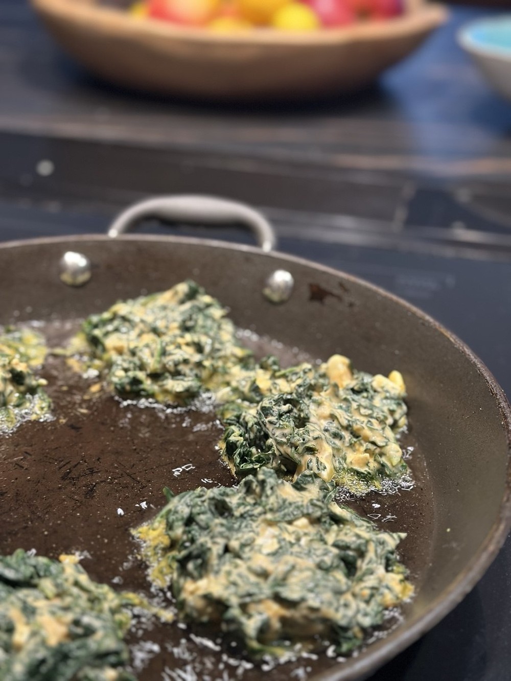 Kålfritter der steges i en pande med olie