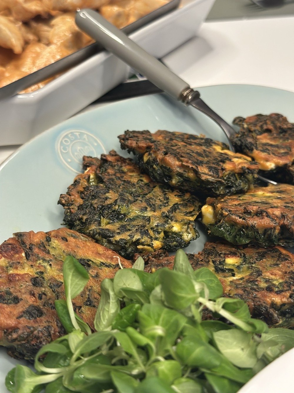 Kålfritter med feta, gyldne på et fad