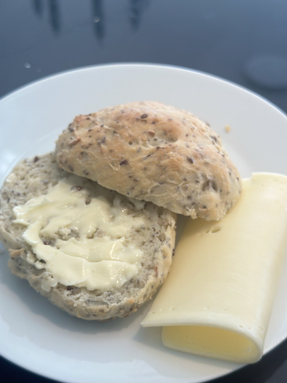 Kernebolle med smør og ost