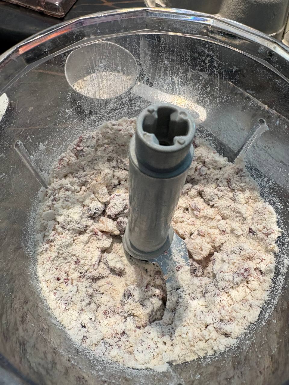 Tørret appelsin og tranebær hakket let i minihakker