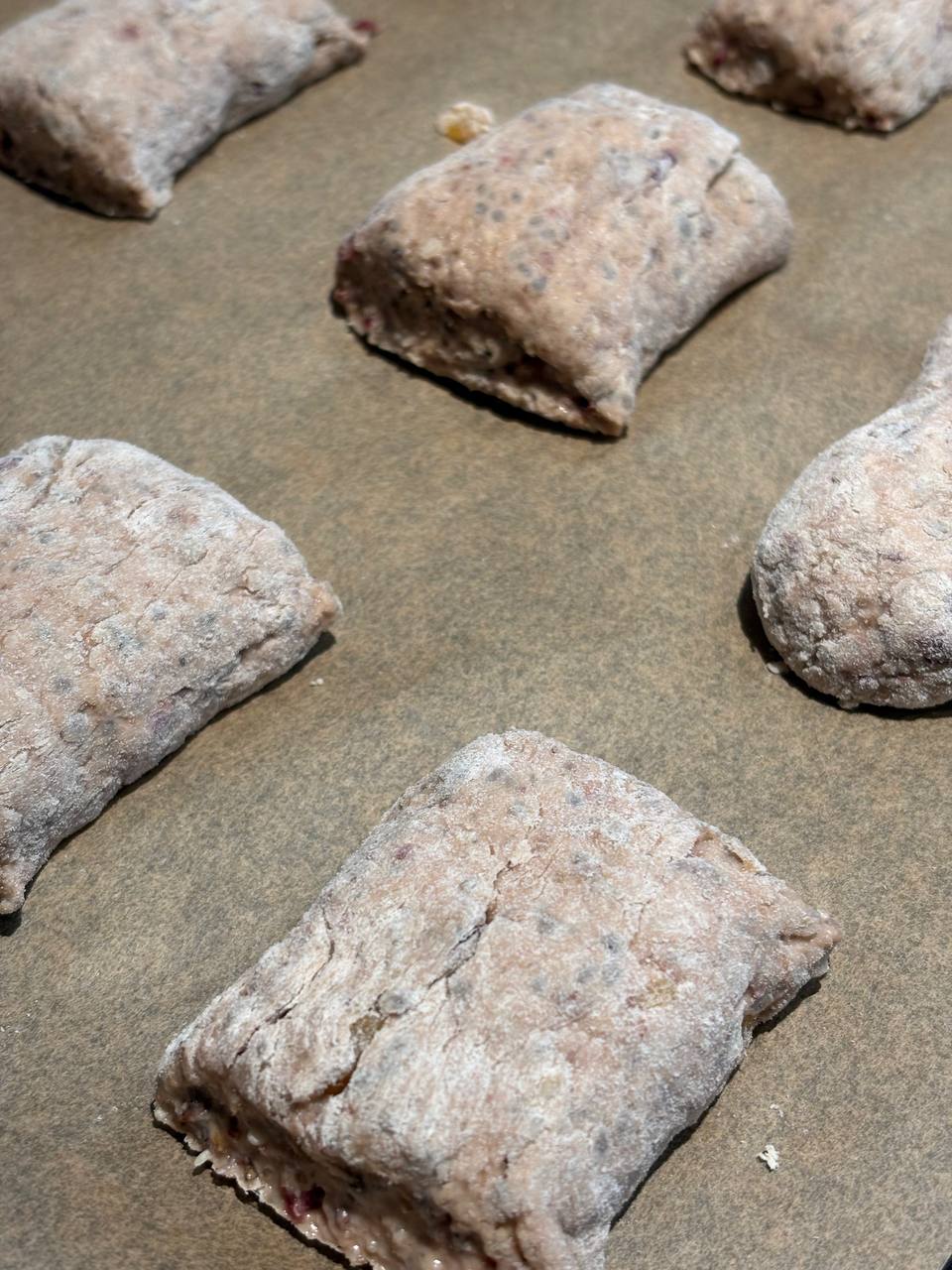 Formede minibrød på bagepladen inden bagning