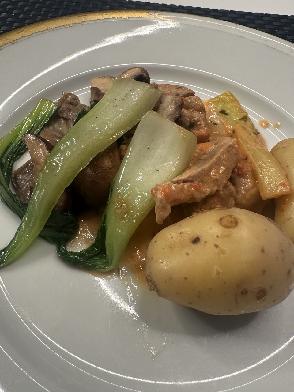 Mørbradgryde med bacon, pak choi og svampe