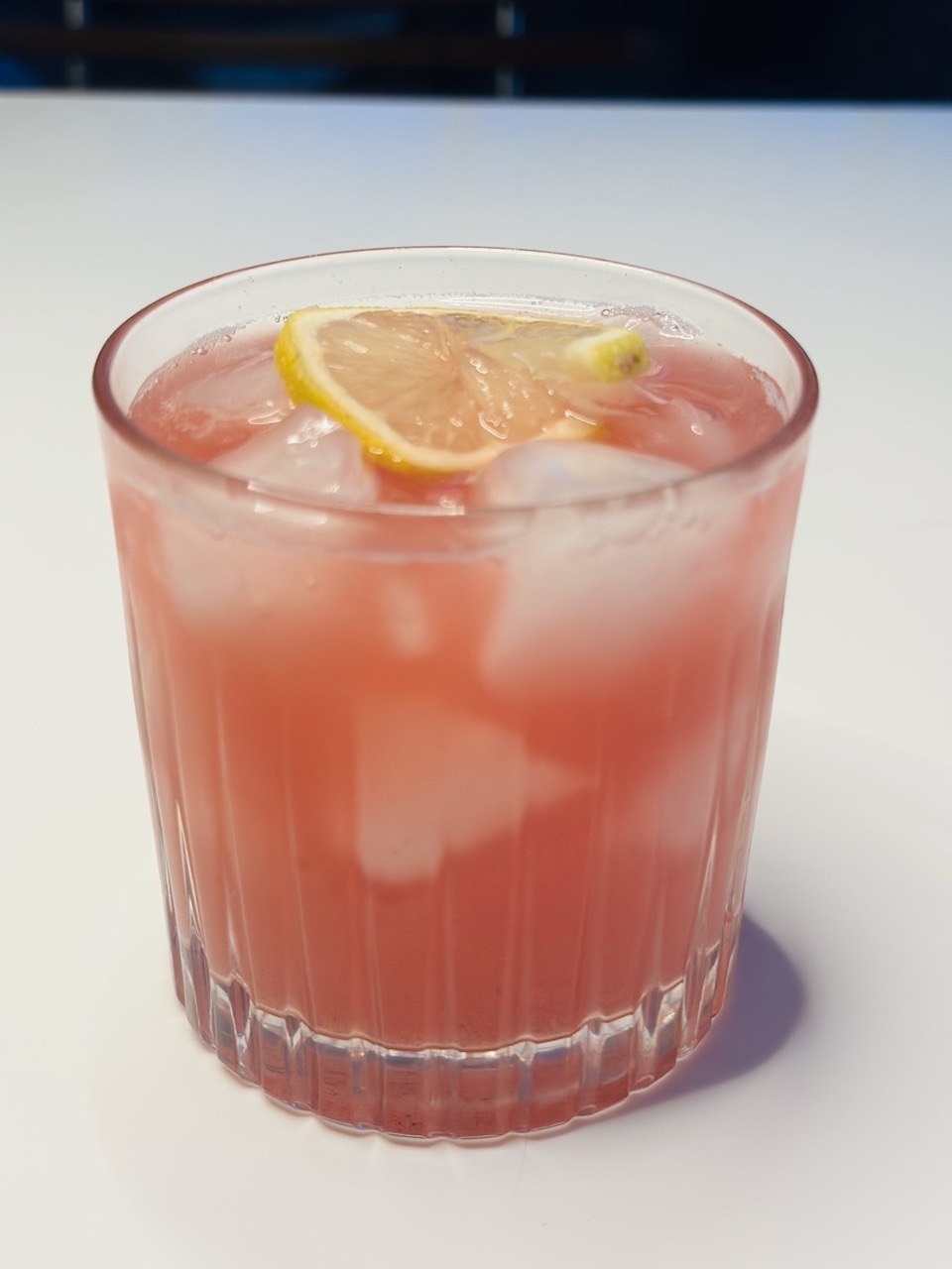 Rabarbersaft med citron og vanille i glas med is